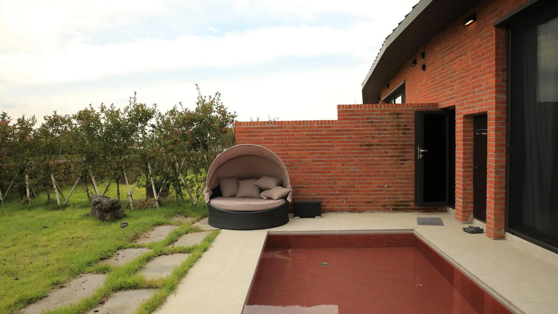 Ohyeongjae Private Pool Villa Jeju Landsted
